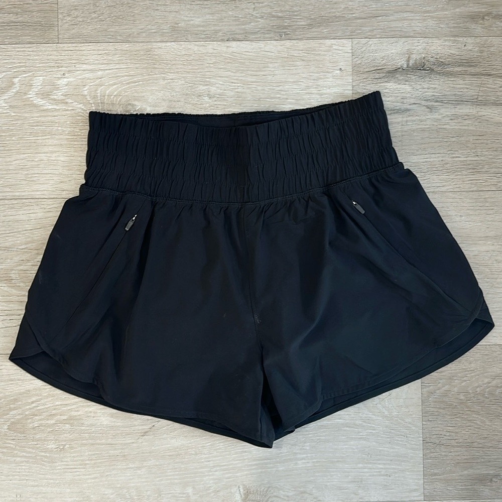 Aritzia TNA action shorts
